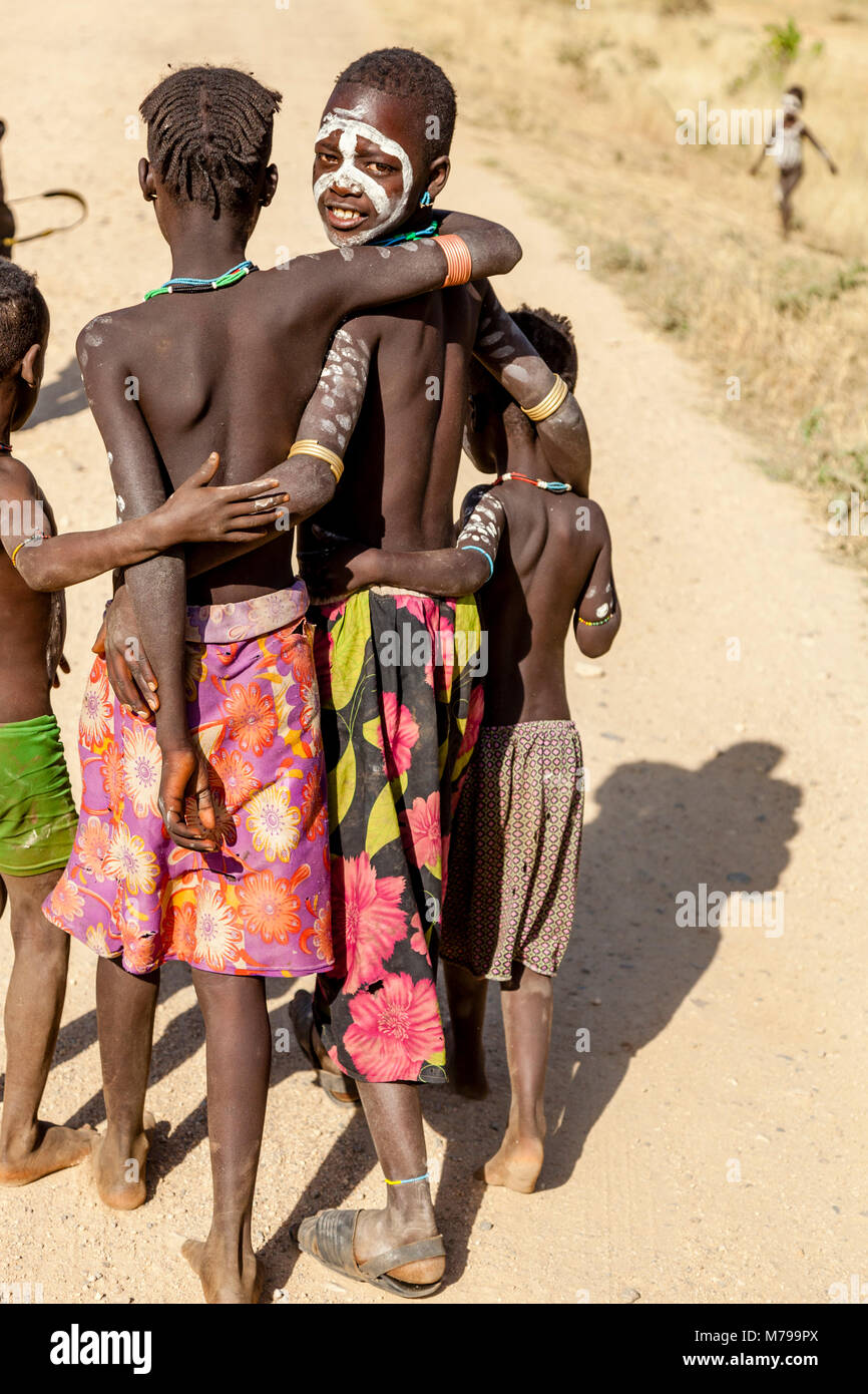Un groupe d'enfants de la tribu Hamar, Dimeka, vallée de l'Omo, Ethiopie Banque D'Images