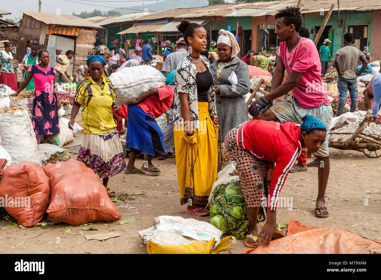 Les gens d'acheter et vendre des légumes au marché hebdomadaire à Jinka, vallée de l'Omo, Ethiopie Banque D'Images