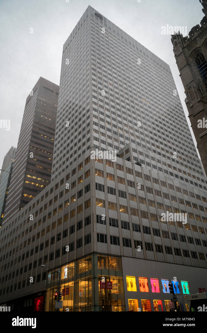 666 Fifth Avenue est vu à New York le Mercredi, Mars 7, 2018. L'Kushner Cos. serait intéressé à acheter les 49,5  % du capital de l'immeuble à partir de difficultés financières son partenaire Vornado Realty Trust. (© Richard B. Levine) Banque D'Images