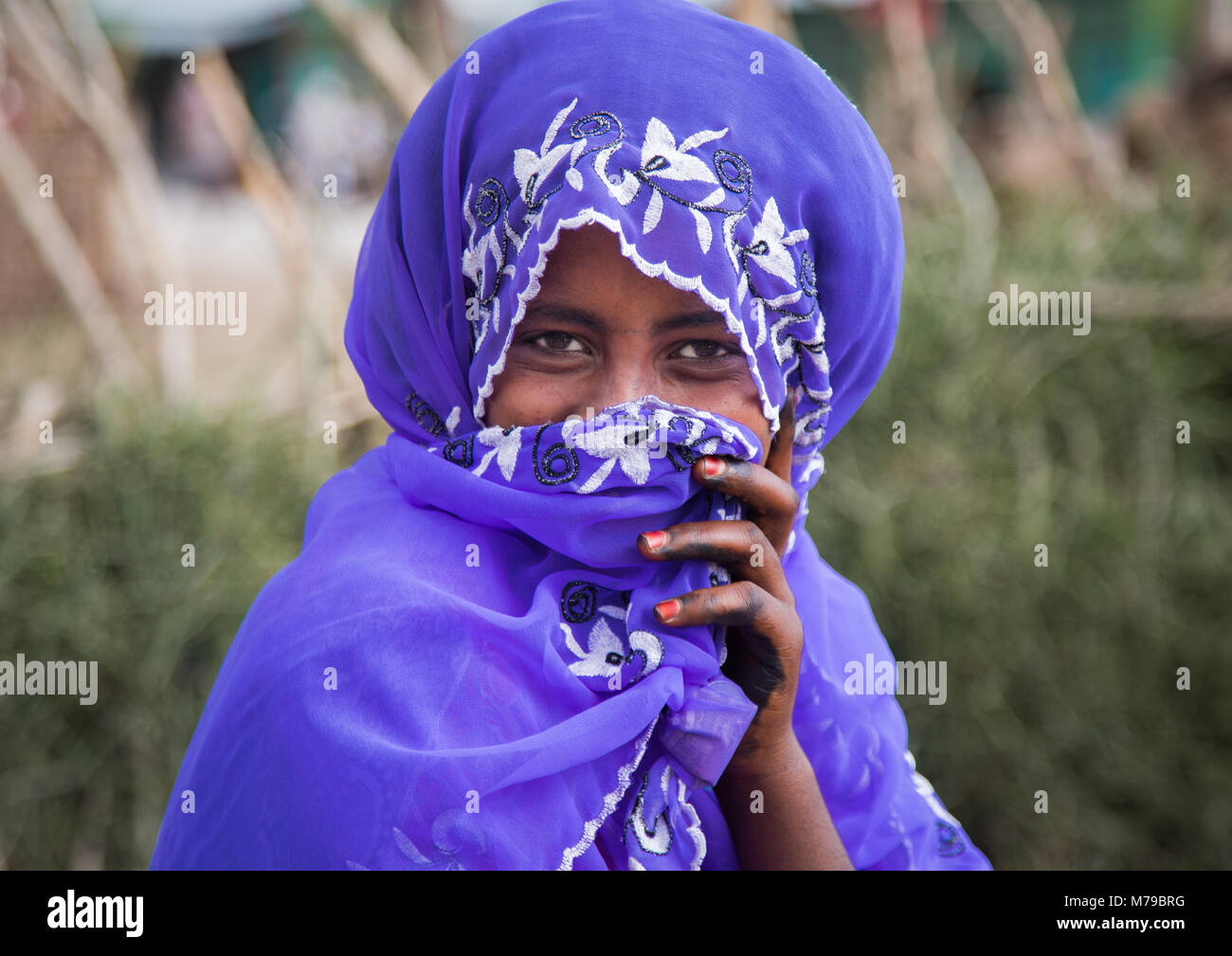 Raya tribu femme en riant derrière son voile, le port de l'henné sur les  ongles, zone Semien wollo, Woldia, Ethiopie Photo Stock - Alamy