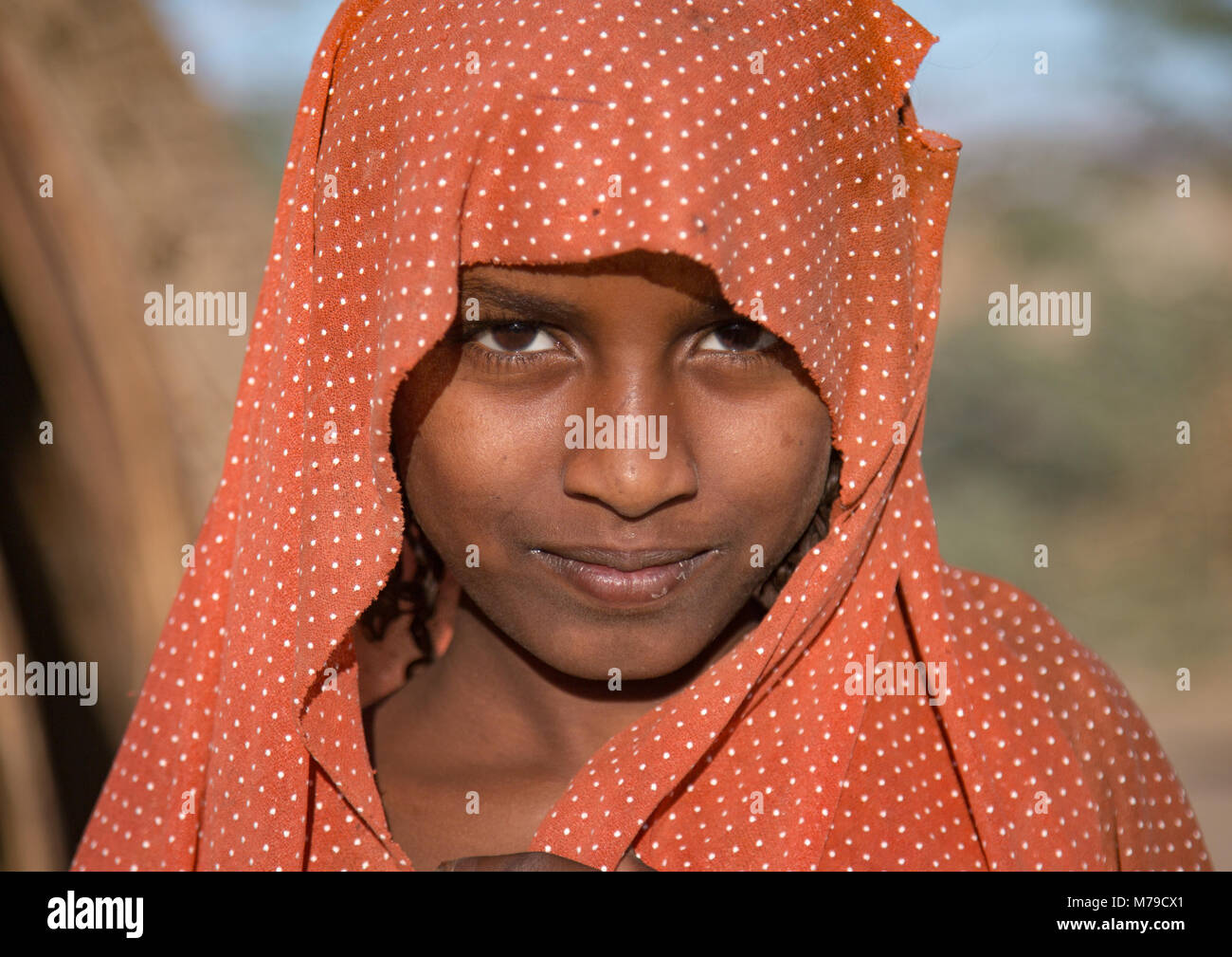 Portrait d'une tribu afar adolescente avec un voile, région Afar, Ethiopie, Afambo Banque D'Images