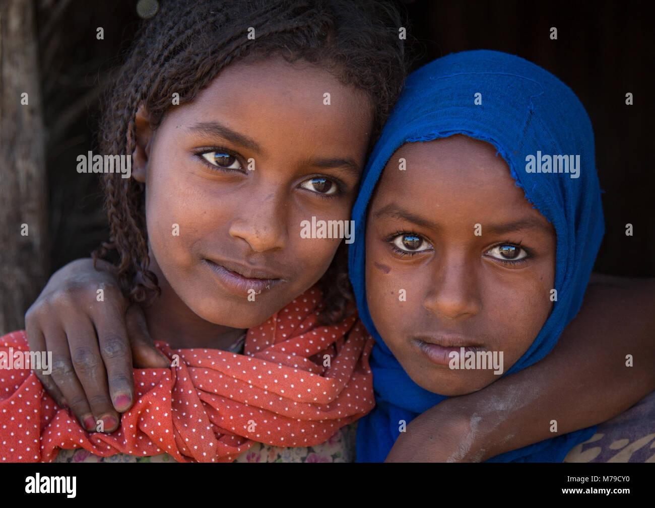 Portrait d'afar tribe adolescentes devant leur hutte, région Afar, Ethiopie, Afambo Banque D'Images
