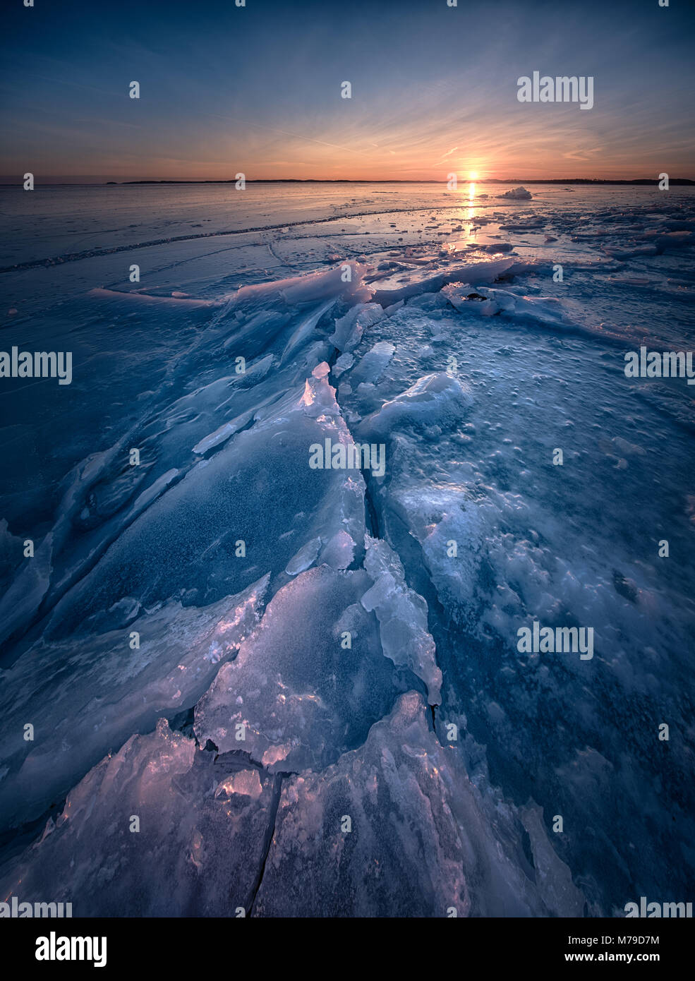 Seascape à l'hiver avec de la glace et de détails golden sunset Banque D'Images