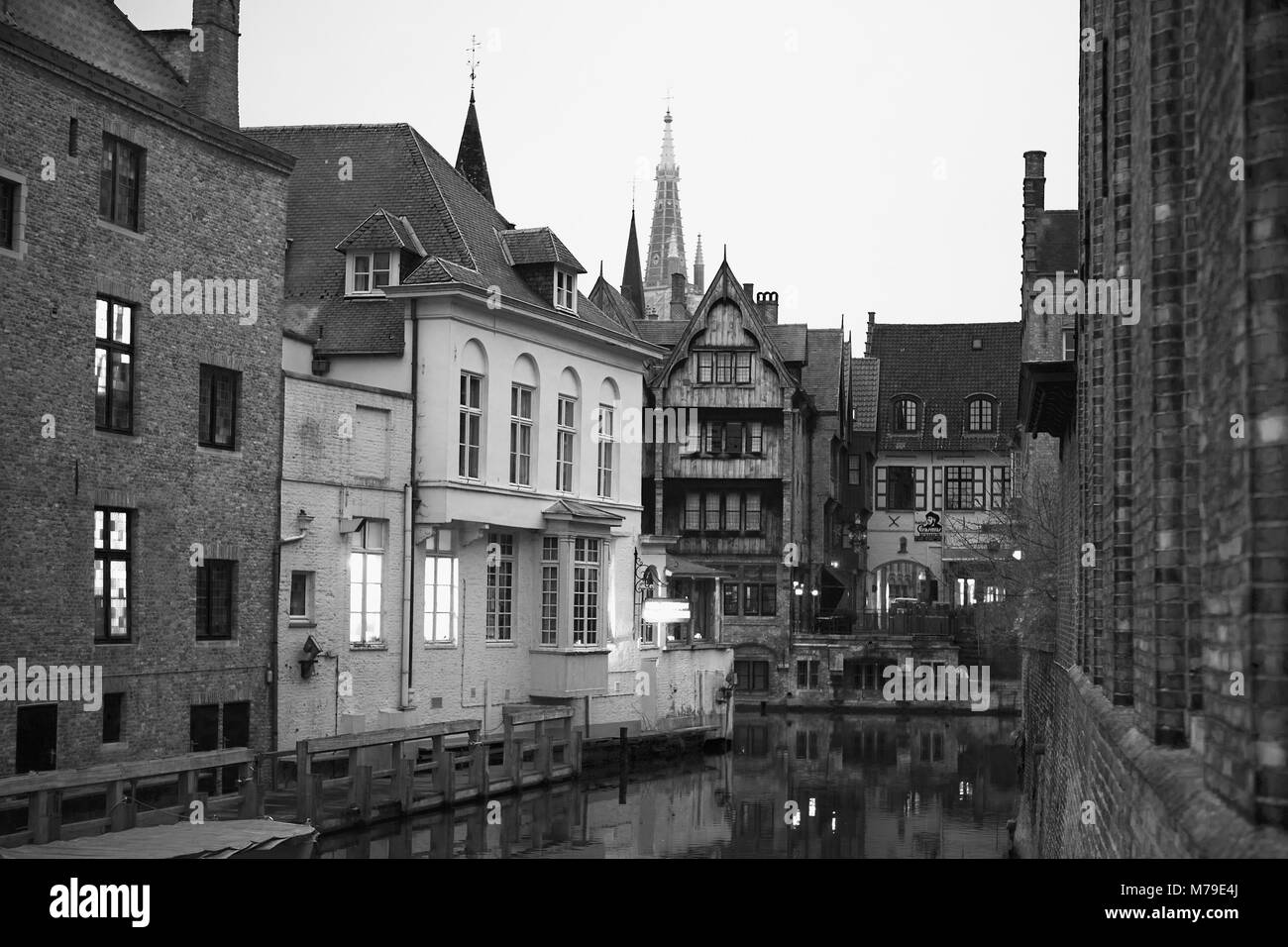 Vue le long du canal Groenerei de Blinde-Ezelbrug, Brugge, Belgique, le Duc de Bourgogne avec restaurant sur la gauche, et en face, t'Bourgoensche Cruyce et Bourgoensch Hof. Film en noir et blanc photographie Banque D'Images