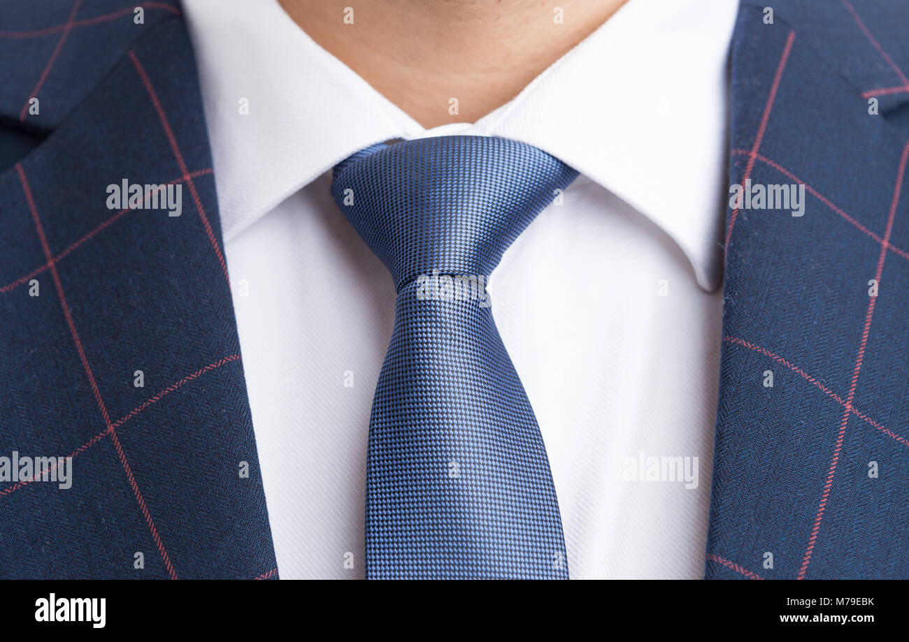 Libre avec cravate bleu à carreaux et costume élégant Photo Stock - Alamy