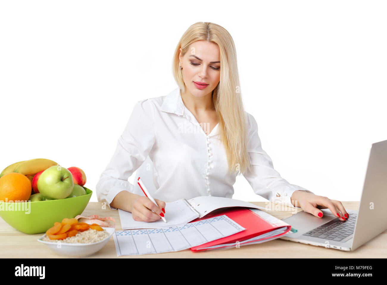 Beau jardin d'une femme faisant le plan de régime de fruits et légumes pour une bonne nutrition Banque D'Images