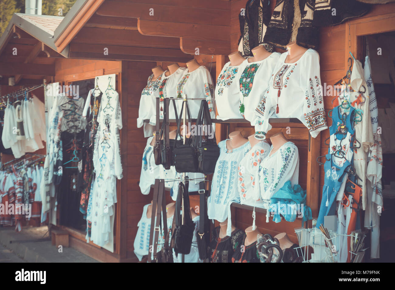 Vêtements brodés national roumain dans les marchés touristiques de la Bucovine Banque D'Images
