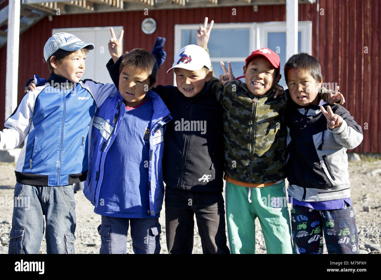 Le Groenland, l'Est du Groenland, Scoresbysund, Ittoqqorttoomiit, les enfants, les Inuits, Banque D'Images