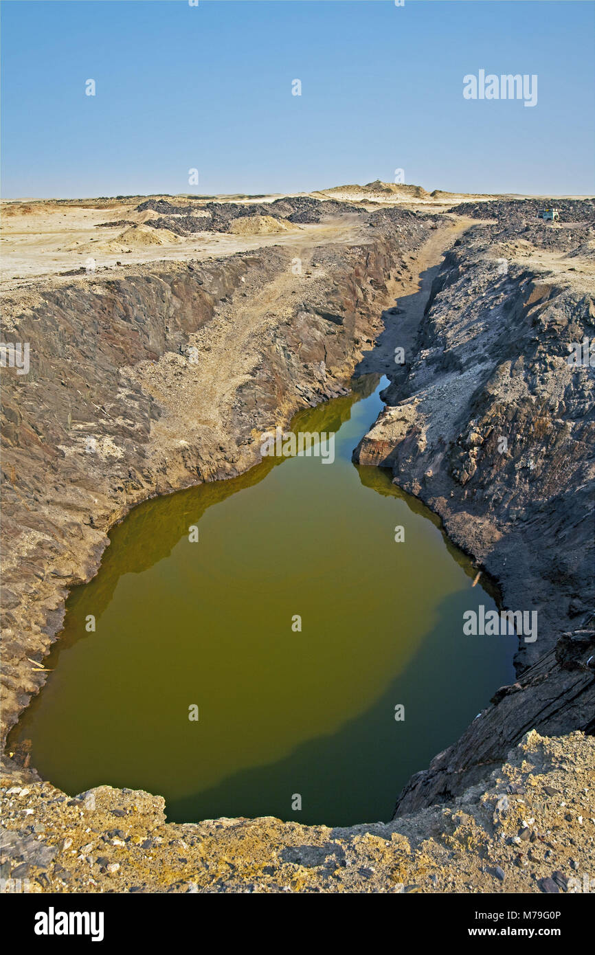 L'Afrique, l'Afrique du Sud-ouest, le désert de Namib, trou d'eau, de la Namibie, région d'Erongo, Namib, Dorob Parc National, réserve naturelle, le désert côtier, mine, laissée ouverte, zinc, trou, profondément, la roche solide, coloré, de l'eau souterraine, salé, stocks, personne, Banque D'Images
