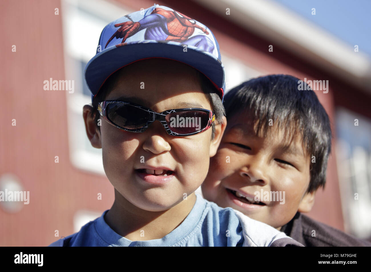 Le Groenland, l'Est du Groenland, Scoresbysund, Ittoqqorttoomiit, les enfants, les Inuits, Banque D'Images