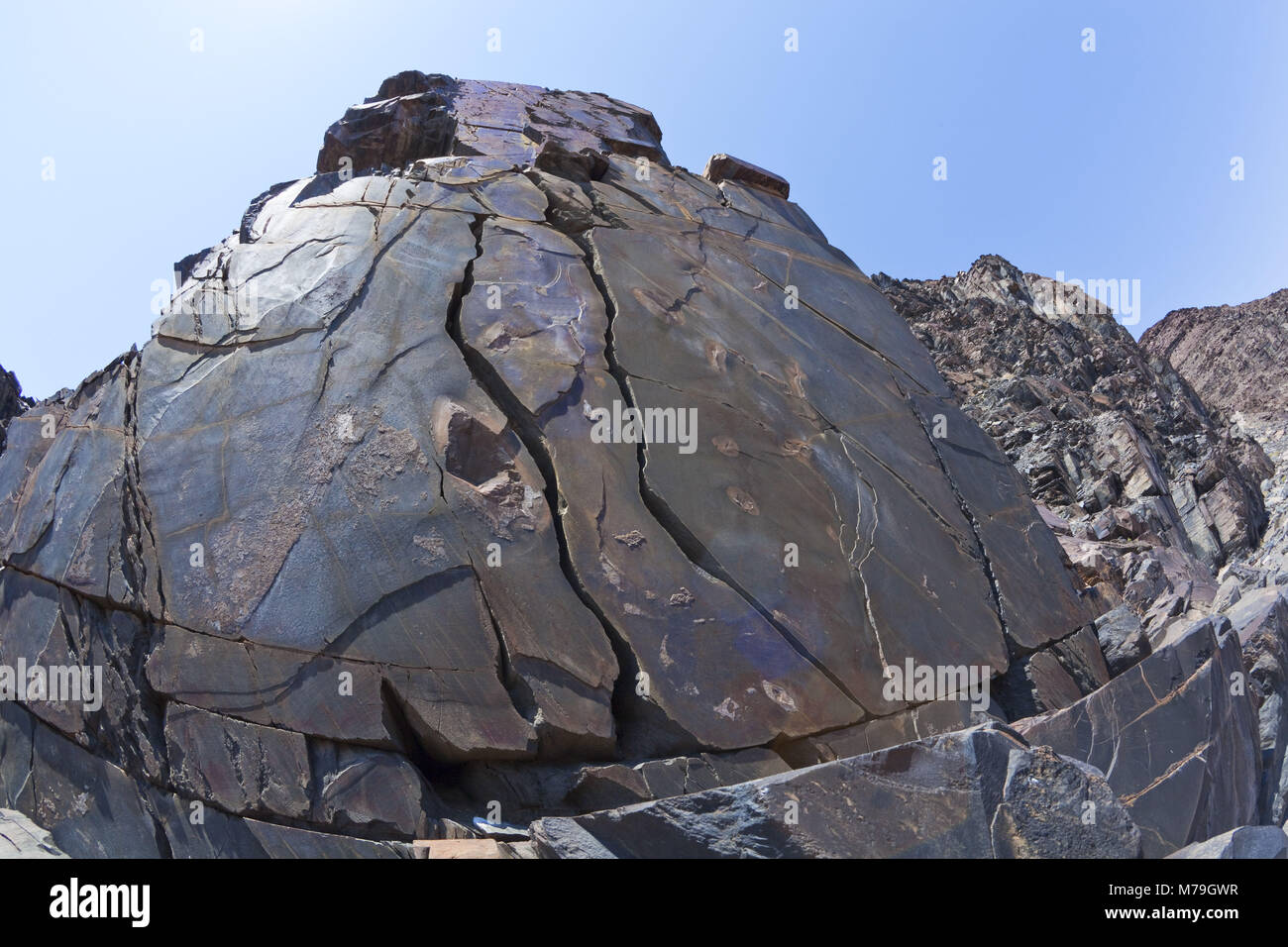 L'Afrique, la Namibie, la région d'Erongo, Damaraland, falaise, ciel bleu, désert, montagnes, désert, Ugab affluent, verticalement, érode, ashlar, défaut, l'érosion, de grès, de sédiments de la rivière rock, dépôts, bluffs, fissures, fentes, corrasion, ciel, bleu, soleil, Banque D'Images