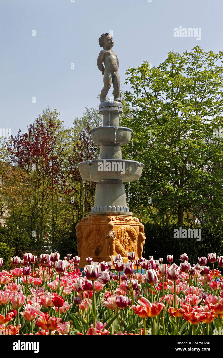 Allemagne, Hesse, Bad Salzschlirf près de Fulda, parc thermal, eh bien, parterres, fleurs de printemps, Banque D'Images