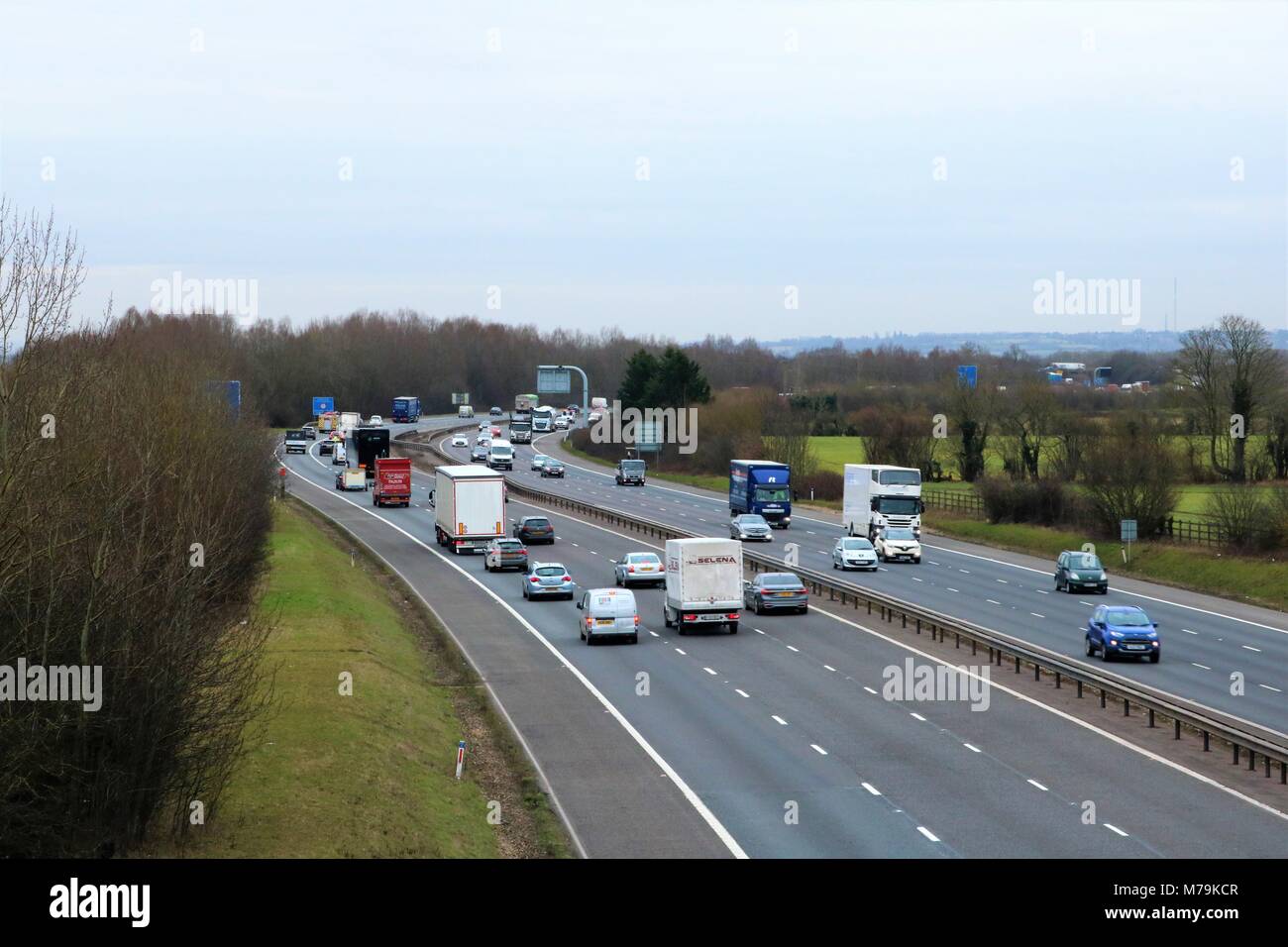 Autoroute M40 entre les sorties 8 et 9 dans l'Oxfordshire, UK - Le trafic circule dans les deux sens Banque D'Images
