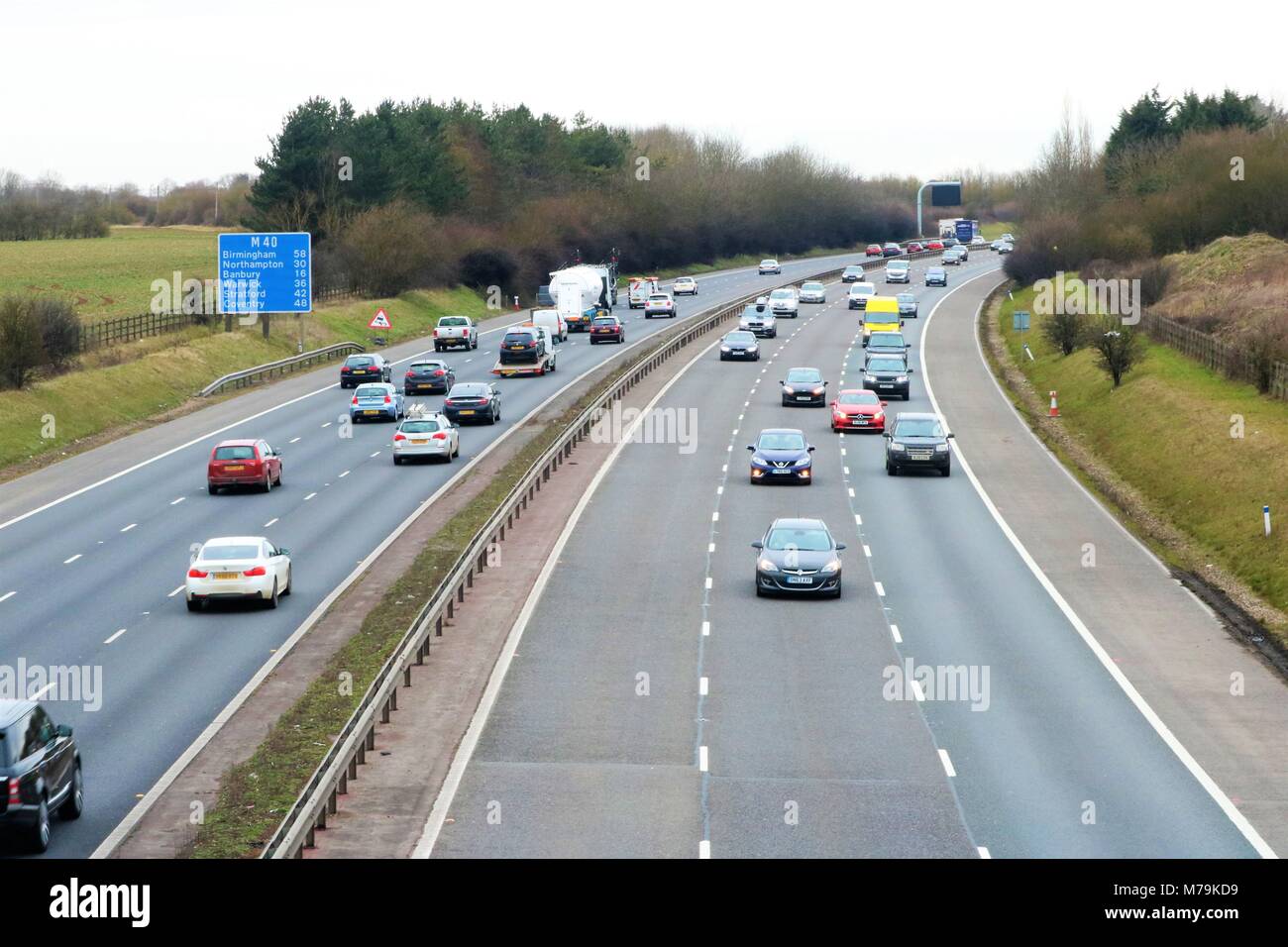 Autoroute M40 entre les sorties 8 et 9 dans l'Oxfordshire, UK - Le trafic circule dans les deux sens Banque D'Images
