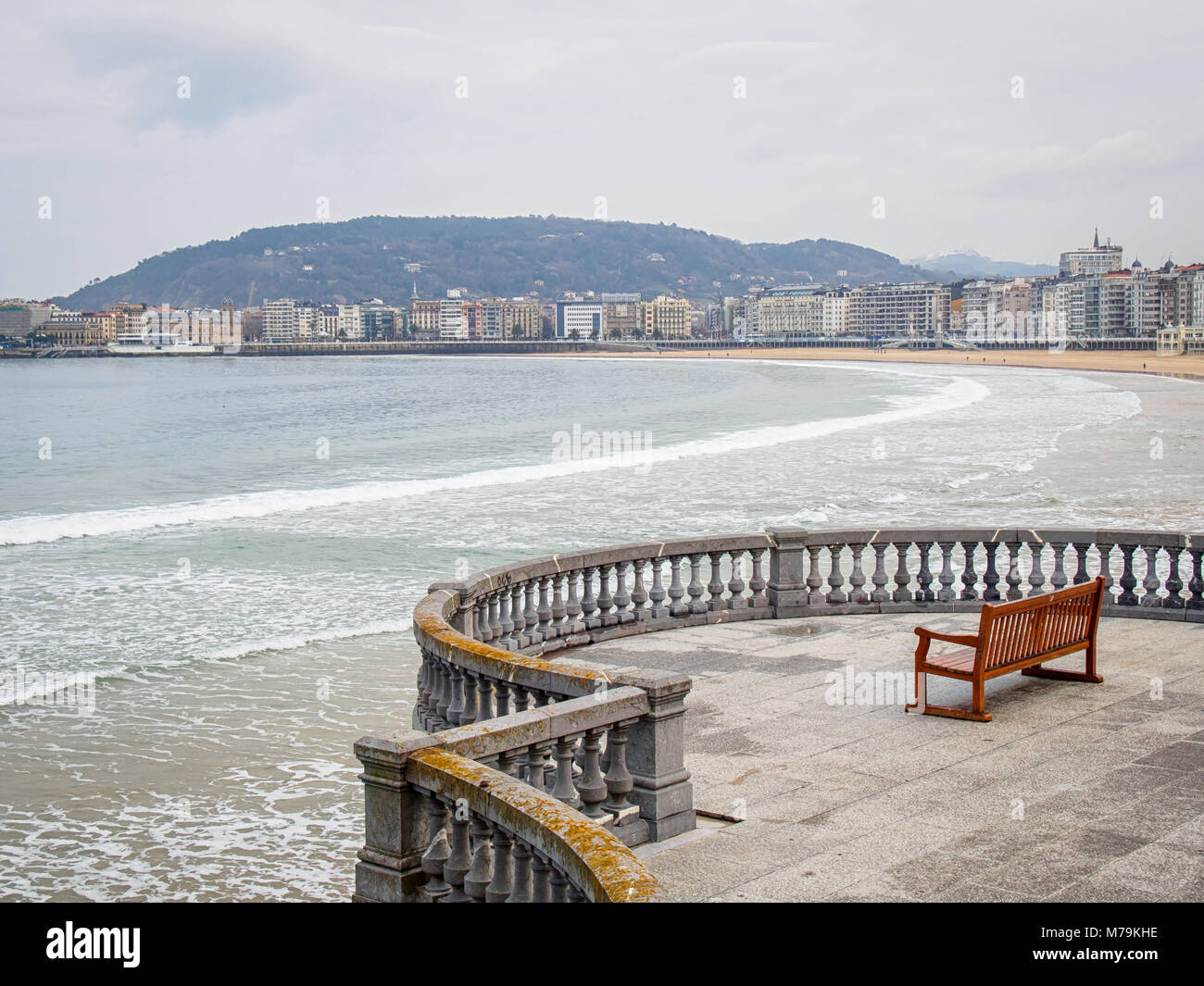 Point de vue avec un banc en bois à la plage de La Concha à San Sebastian, Pays Basque, Espagne Banque D'Images