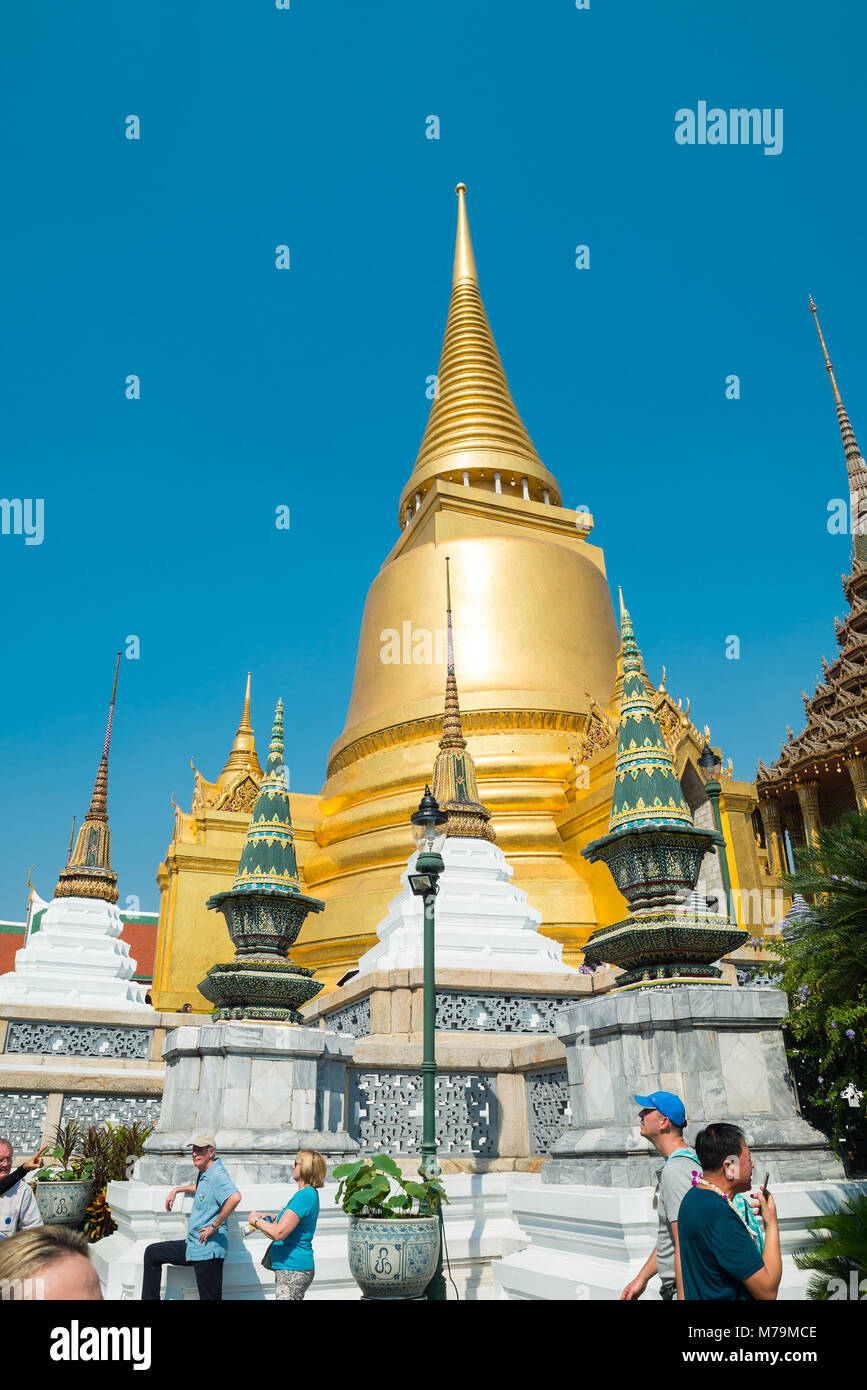Phra Sri Rattana Chedi de style Sri-lankais, Temple du Bouddha Émeraude, Bangkok, Phra Nakhon District, Thailande, Asie Banque D'Images