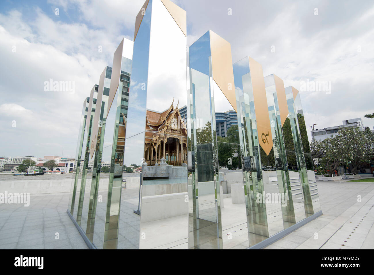 Un monument du roi Bhumipol à l'hôpital Siriraj Bimukstan Musée à l'hôpital Siriraj dans Wang Lang dans Thonburi dans la ville de Bangkok en Thaïlande. Banque D'Images