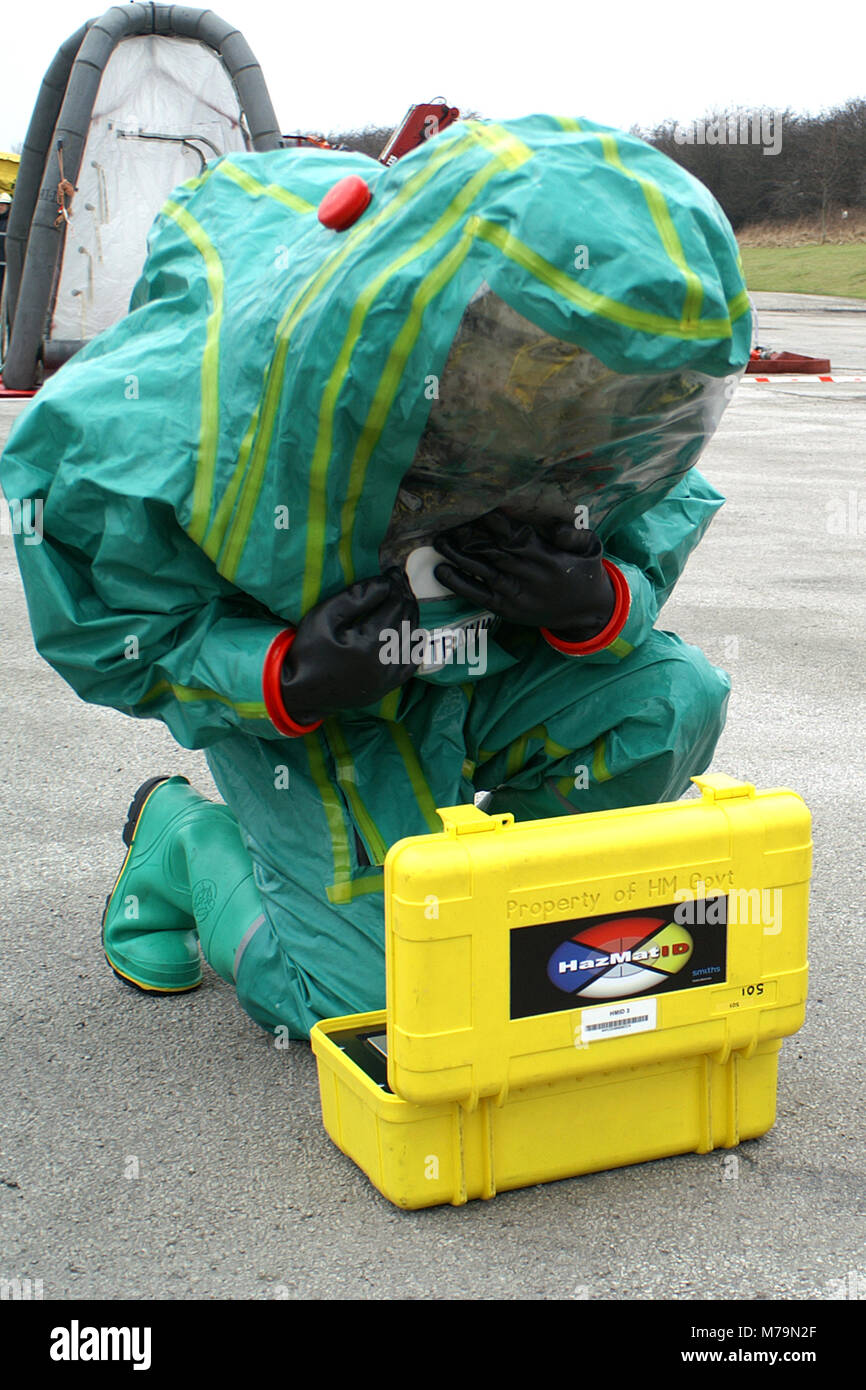 Service d'incendie de produits chimiques d'essai de l'équipe Hazmat pour identifier les incidents d'urgence en substance dangereuse zone chaude, incident chimique Banque D'Images