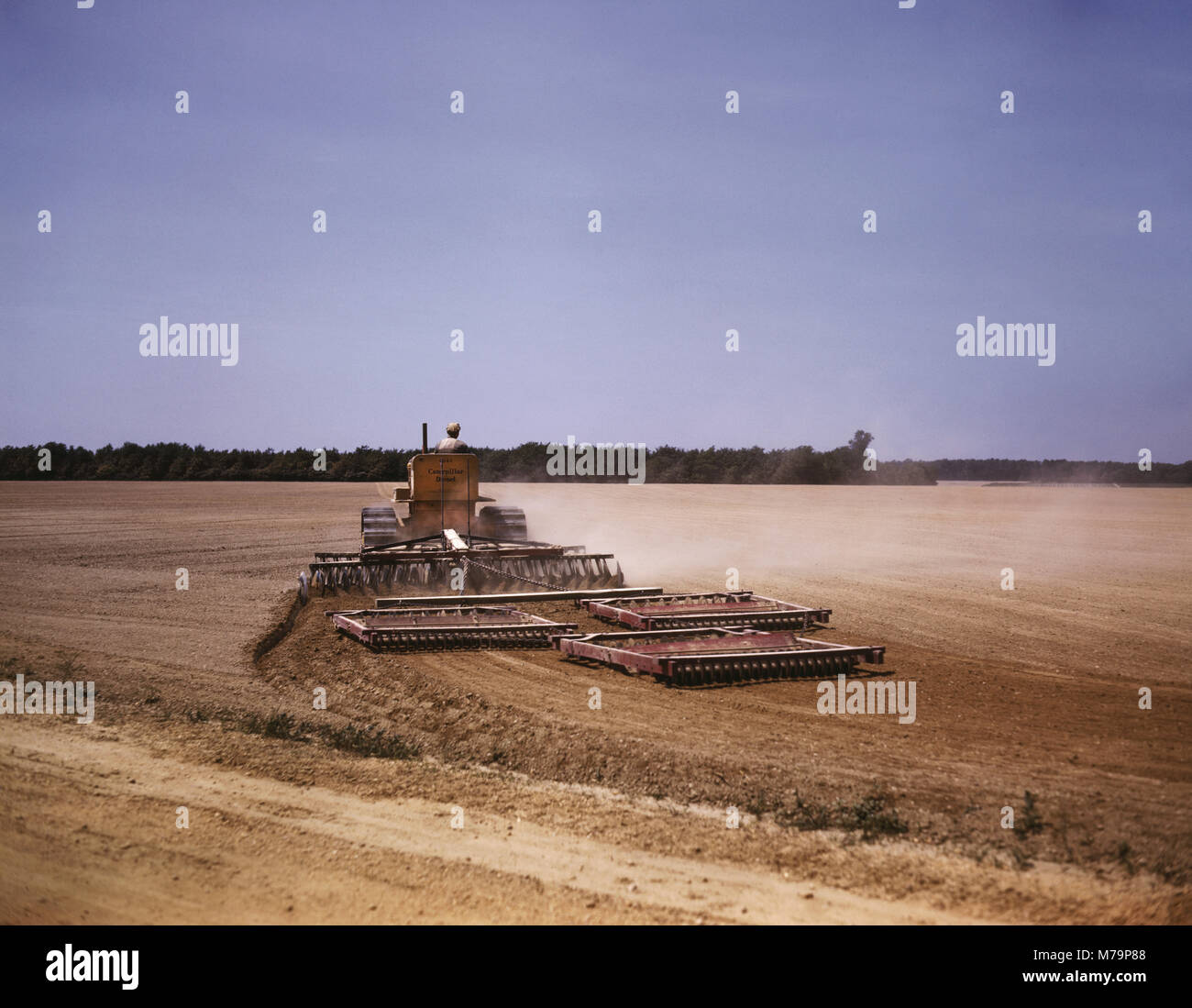 Le hersage un champ avec tracteur diesel, Seabrook Farm, Bridgeton, New Jersey, USA, John Collier pour Farm Security Administration - Bureau de la guerre de l'information, juin 1942 Banque D'Images