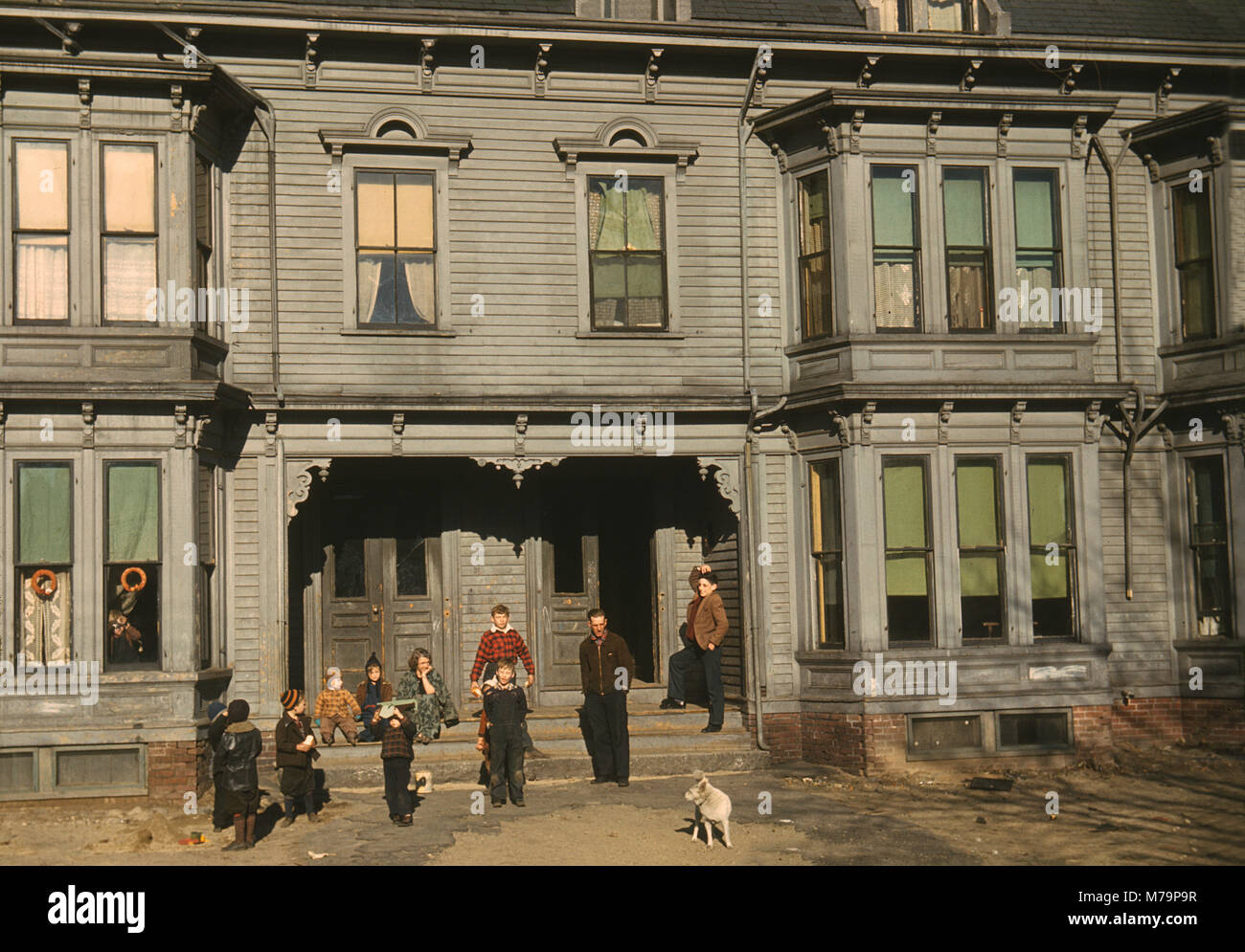 Famille le porche de Tenement Houses in Tenement District, Brockton, Massachusetts, Etats-Unis, Jack Delano pour Farm Security Administration - Bureau de la guerre de l'information, Décembre 1940 Banque D'Images