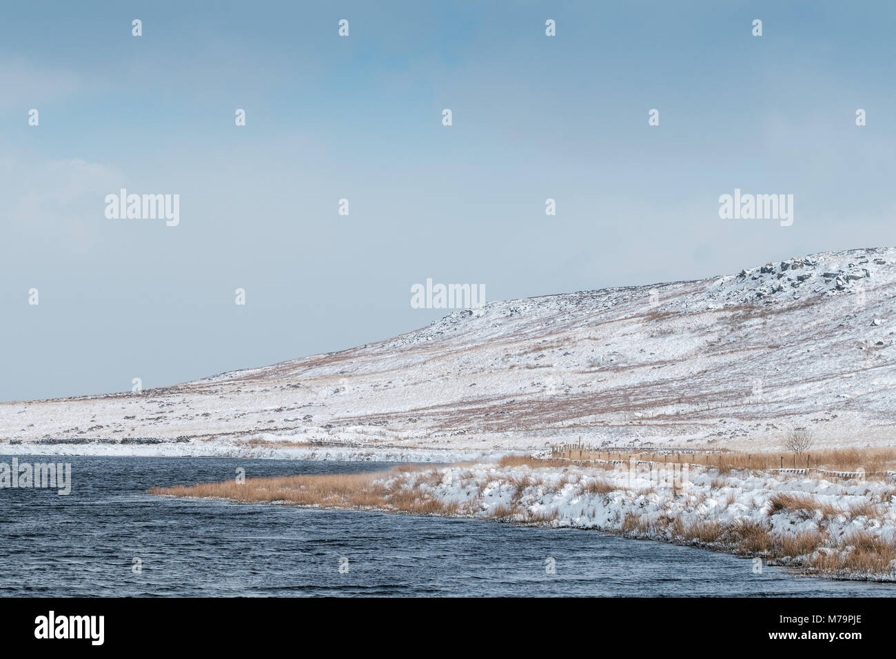 Réservoir Clough Withens entouré de marécages enneigés après l'arrivée de la "bête de l'Est' dans le 2018. Banque D'Images