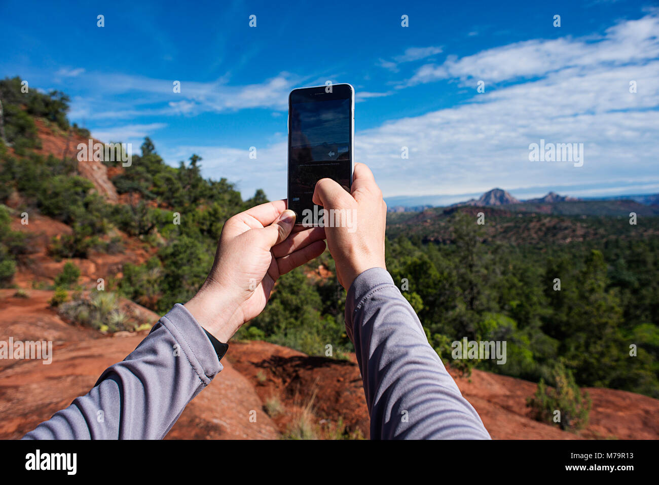 Un homme à l'aide d'un iphone 6 en Arizona Sedona Banque D'Images