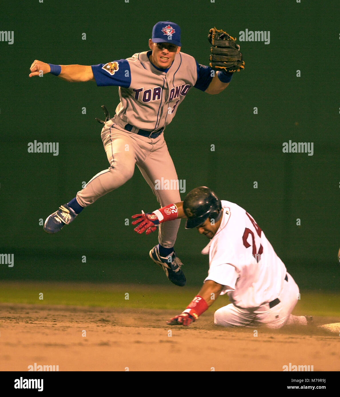 Bluy Jays Toronto Jeff Frye rend l'out à la deuxième base sur Red Sox Manny Ramirez à Fenway Park à Boston MA USA Juillet 2001 Photo de bill belknap Banque D'Images