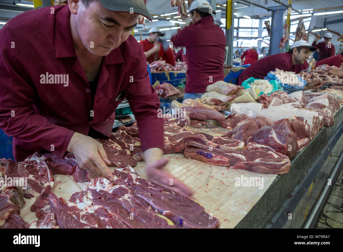 Les bouchers sont négociés sur le marché Dorogomilovski gamme de viande au centre de Moscou, Russie Banque D'Images