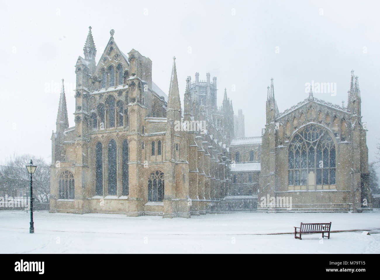 Vue sur le front de l'est de la cathédrale d'Ely en chute de neige, de Ely, Cambridgeshire, Angleterre Banque D'Images