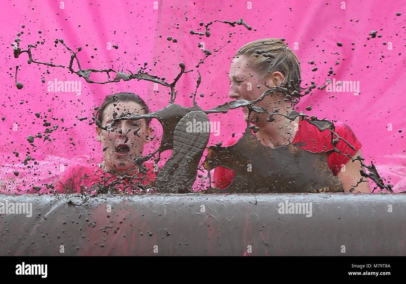 Les femmes prennent part à la 'Jolie' charity boueux exécuter pour Cancer Research UK à Hammersmith, le mercredi 13 juillet 2016. Banque D'Images
