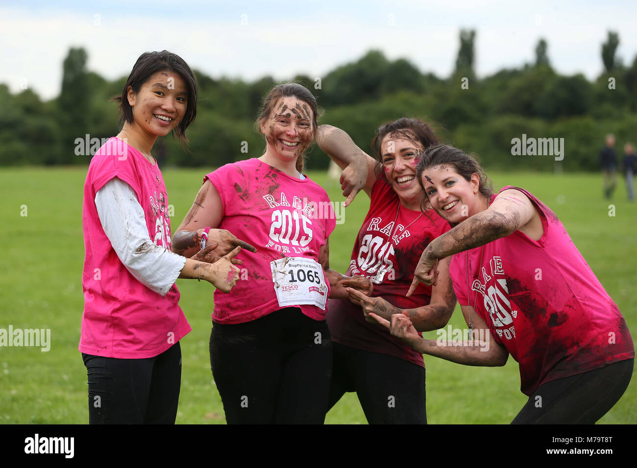 Les femmes prennent part à la 'Jolie' charity boueux exécuter pour Cancer Research UK à Hammersmith, le mercredi 13 juillet 2016. Banque D'Images