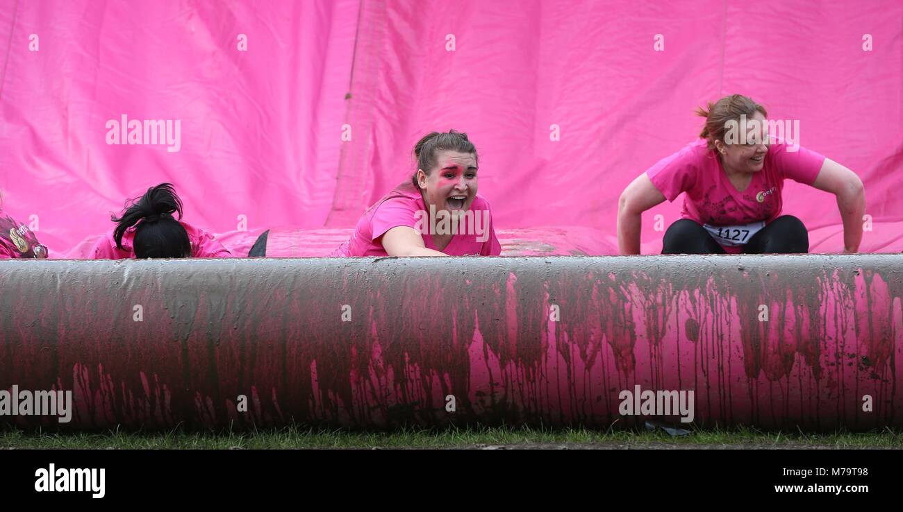 Les femmes prennent part à la 'Jolie' charity boueux exécuter pour Cancer Research UK à Hammersmith, le mercredi 13 juillet 2016. Banque D'Images
