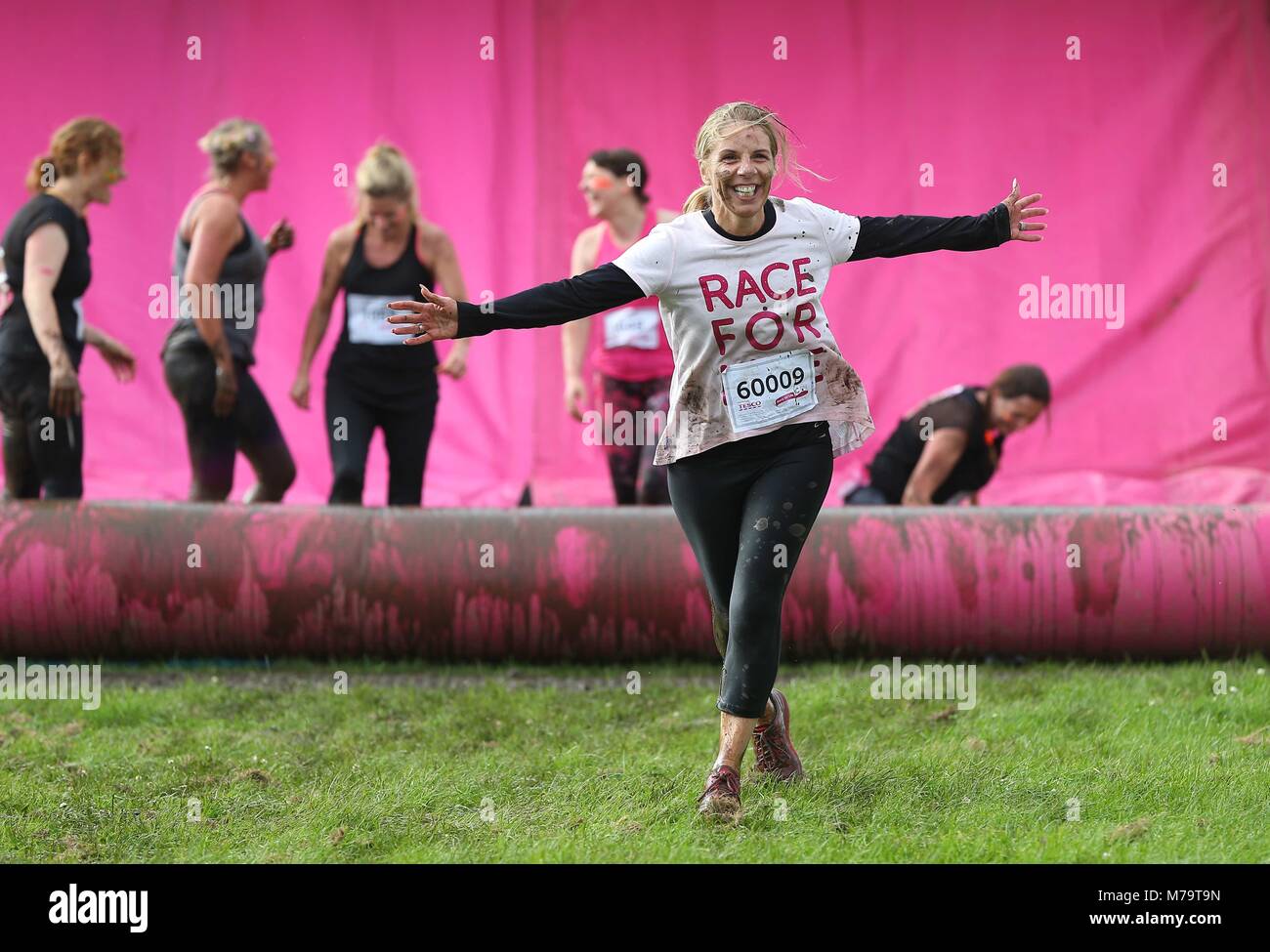 Les femmes prennent part à la 'Jolie' charity boueux exécuter pour Cancer Research UK à Hammersmith, le mercredi 13 juillet 2016. Banque D'Images