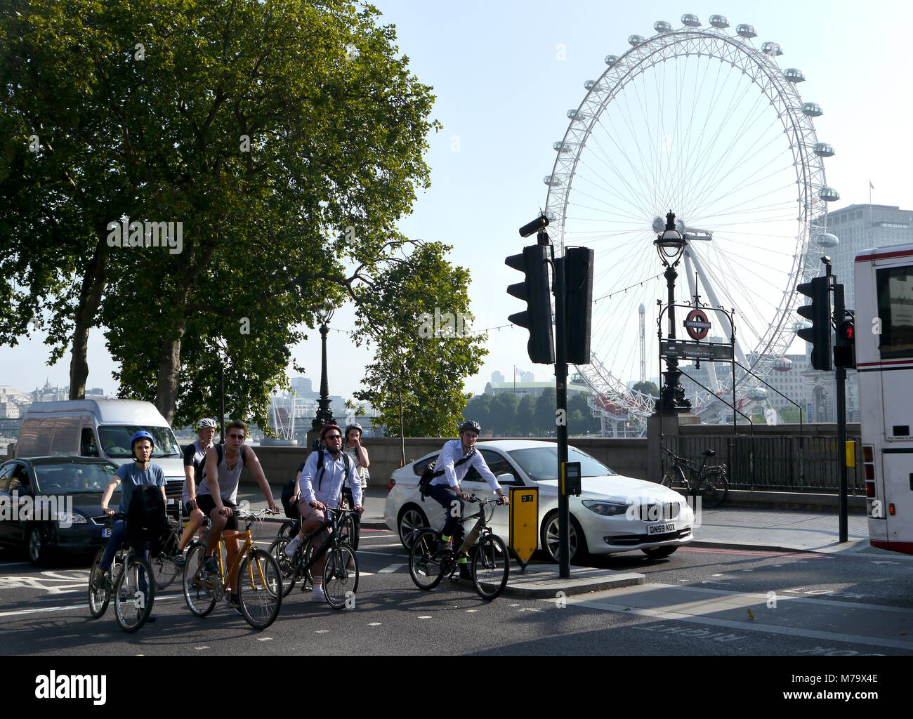 Les cyclistes à Londres avec le London eye en arrière-plan Banque D'Images