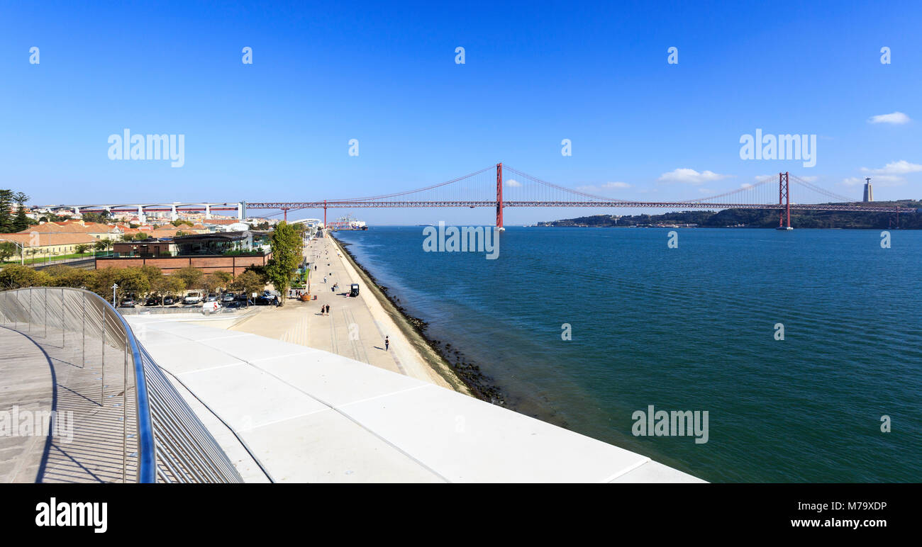 Vue panoramique sur le pont du haut du Musée d'art, l'architecture et de la technologie (MAAT), à Lisbonne, Portugal Banque D'Images