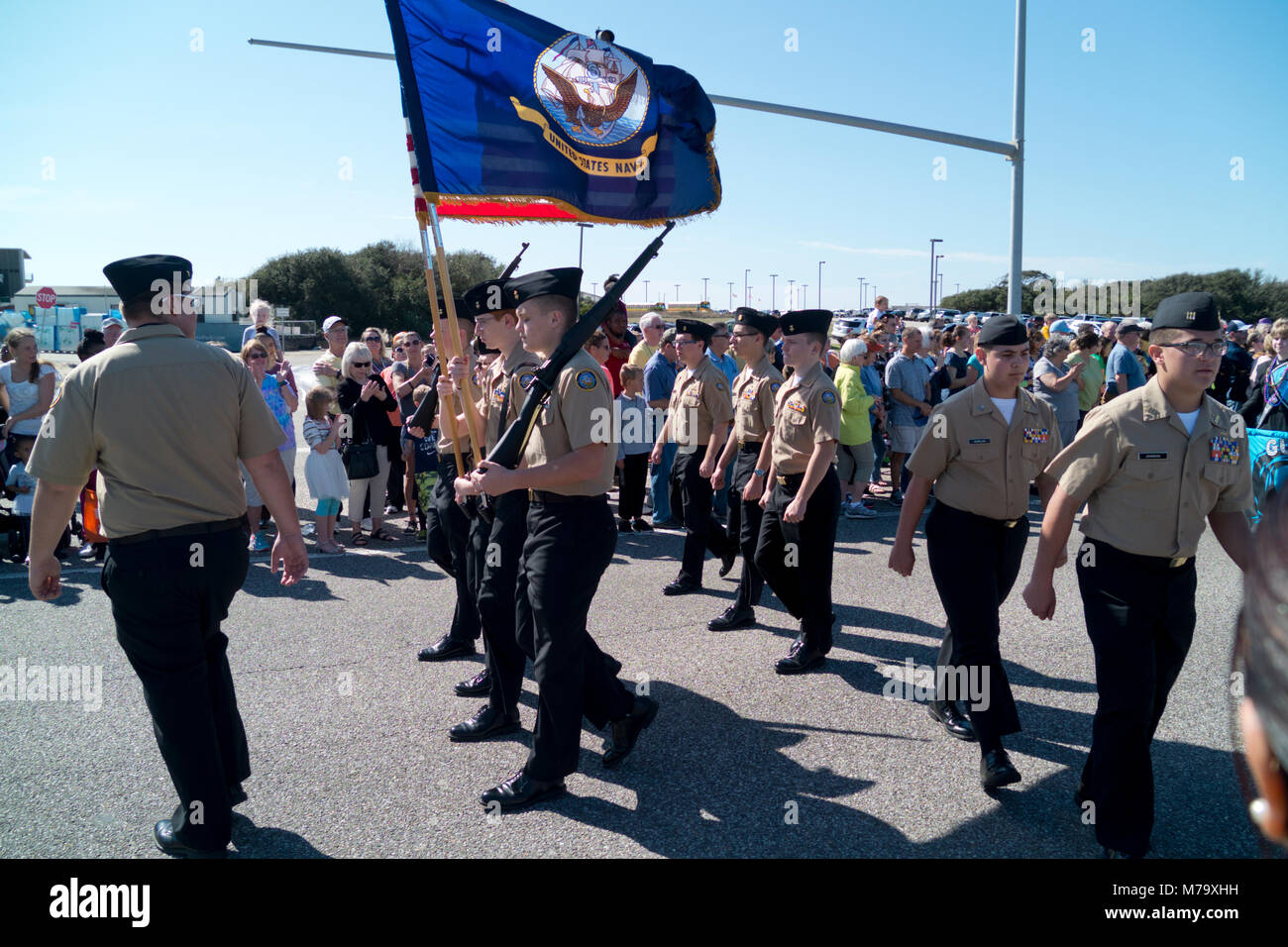 Garde d'honneur de la marine des États-Unis mène la parade de Mardi Gras Gulf Shores, 2018 Février. Banque D'Images