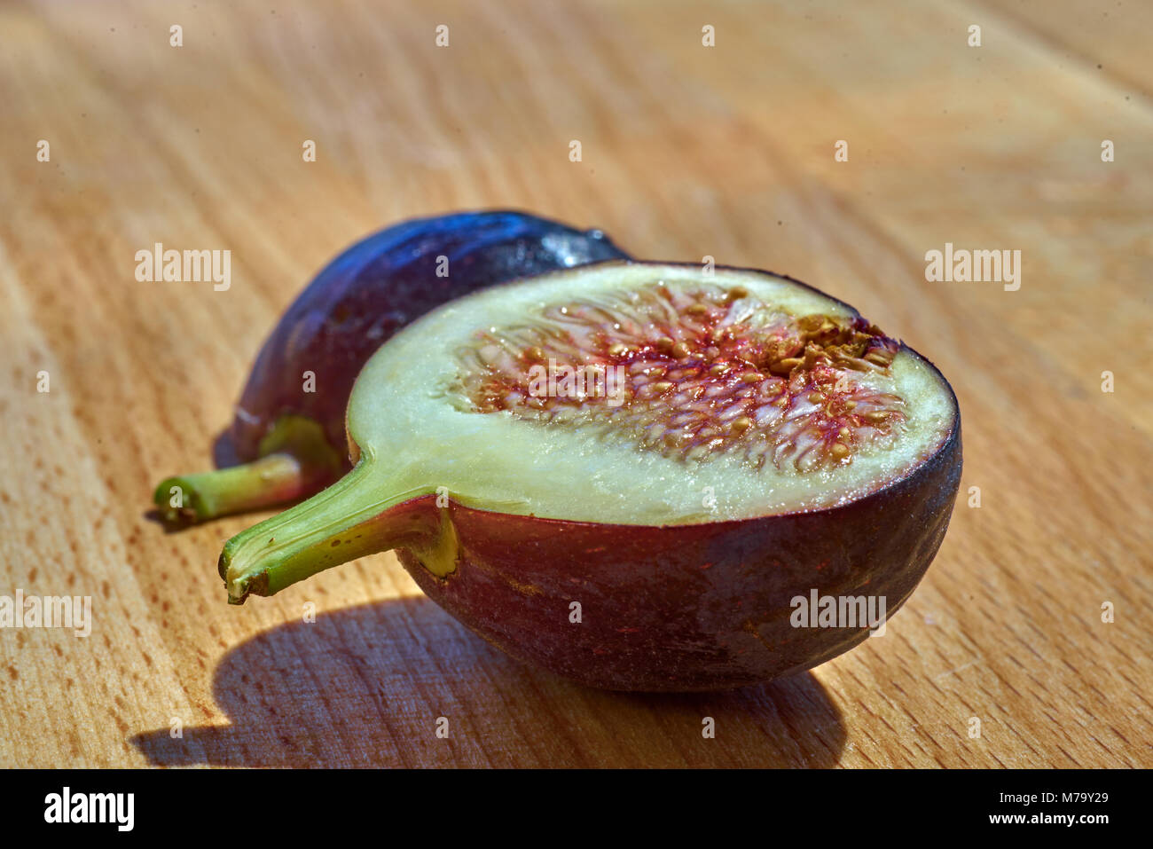 Figues fraîches coupées sur la table, d'Adélaïde, en Austraila Banque D'Images