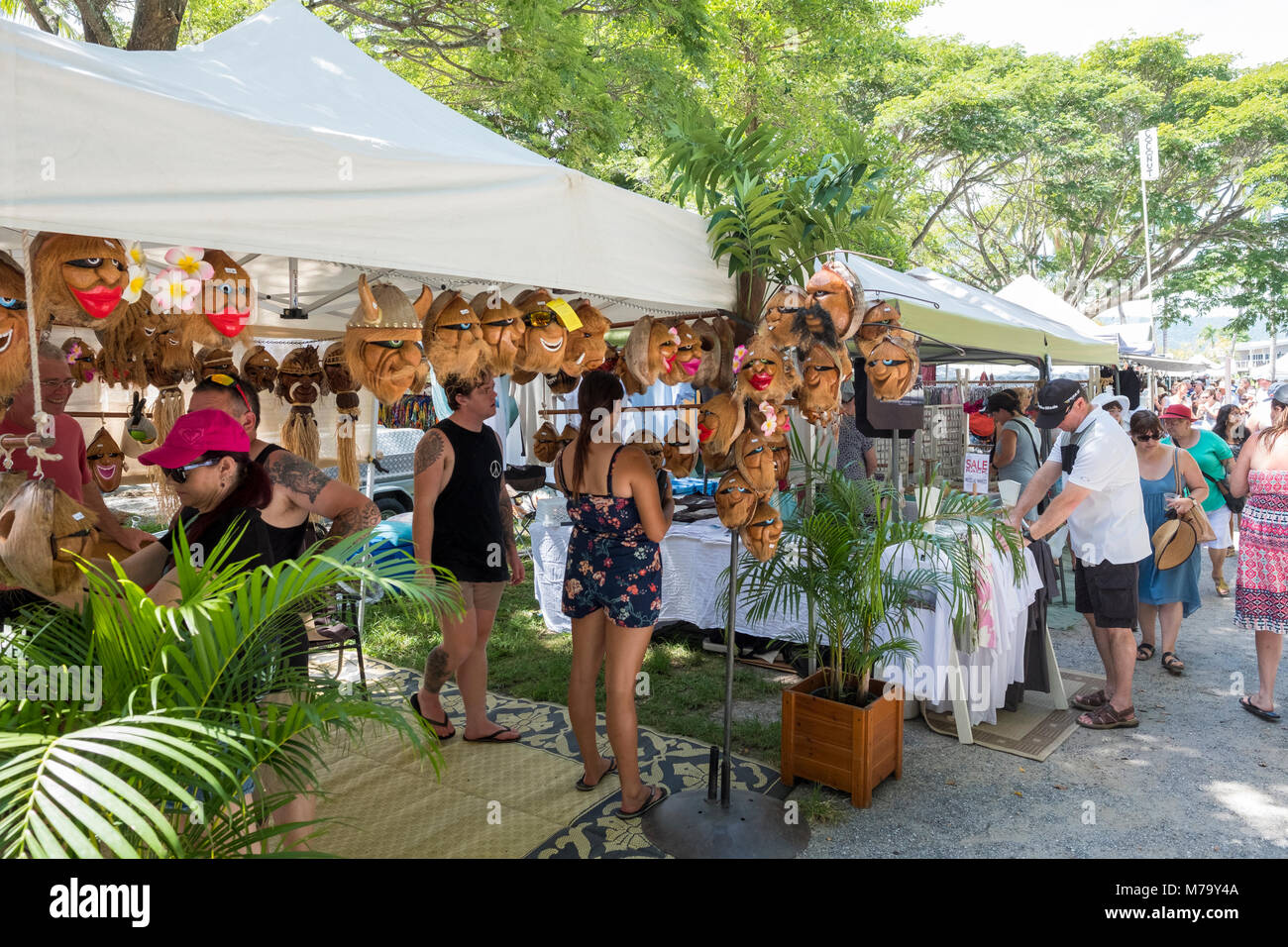 Coco peint avec des visages à la vente à Port Douglas market stall, Far North Queensland, Australie Banque D'Images