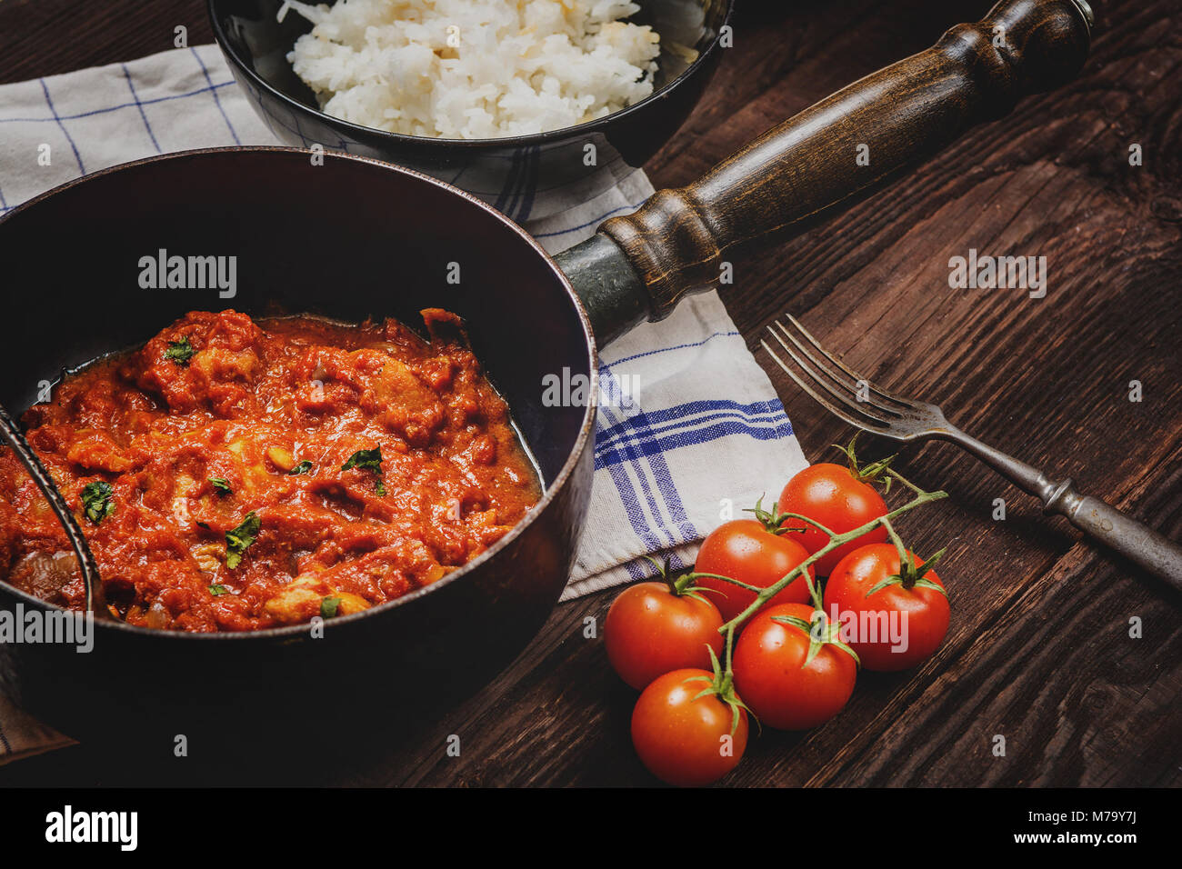 La cuisine indienne traditionnelle. Tikka masala épicé avec du riz sur la table en bois Banque D'Images