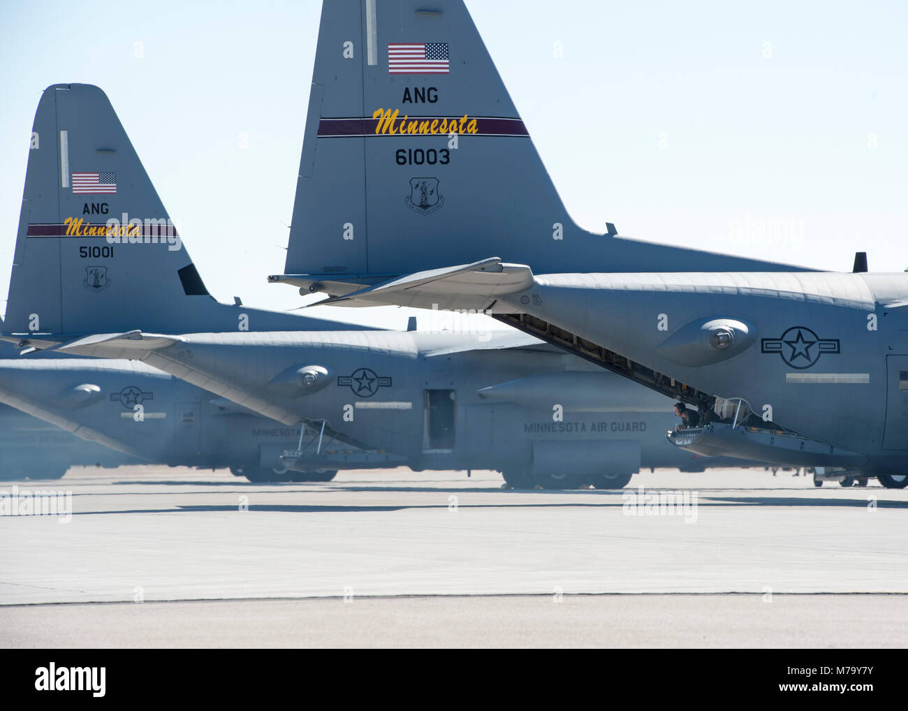 Le sergent de l'US Air Force. Timothy Hemquist, une charge maître avec le 109e Escadron de transport aérien, montres et dirige un Hercules C-130 en tant que pilote l'avion la marche arrière des taxis à Yuma (Arizona), le 28 février 2018. L'opération Snowbird, un exercice d'entraînement, améliore la capacité du 133e Airlift Wing pour déployer, exécuter et maintenir la croissance rapide de la mobilité mondiale autour du monde. (U.S. Air National Guard Tech photo. Le Sgt. Austen R. Adriaens/libérés) Banque D'Images