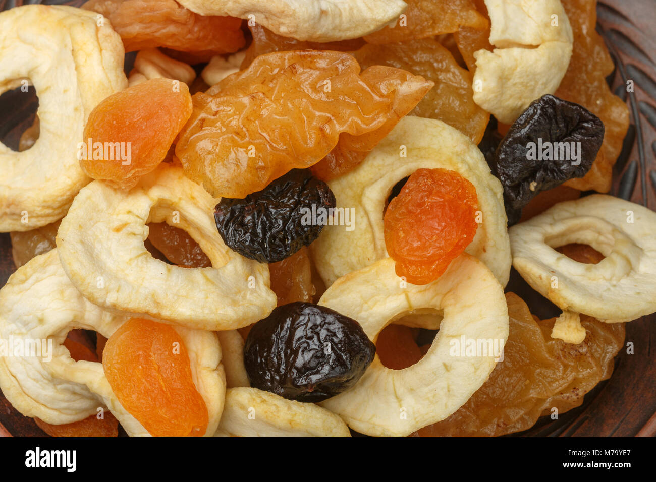 Alimentation saine. De Mélange de fruits secs dans un bol de faïence - pommes, poires, pruneaux, abricots close-up. Selective focus Banque D'Images