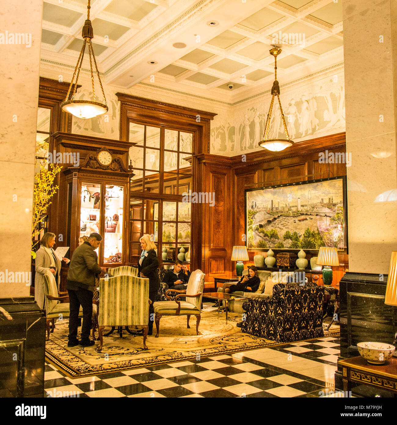 Intérieur de l'Hôtel Savoy, un célèbre et exclusif hôtel situé sur les rives de la Tamise, Londres Banque D'Images