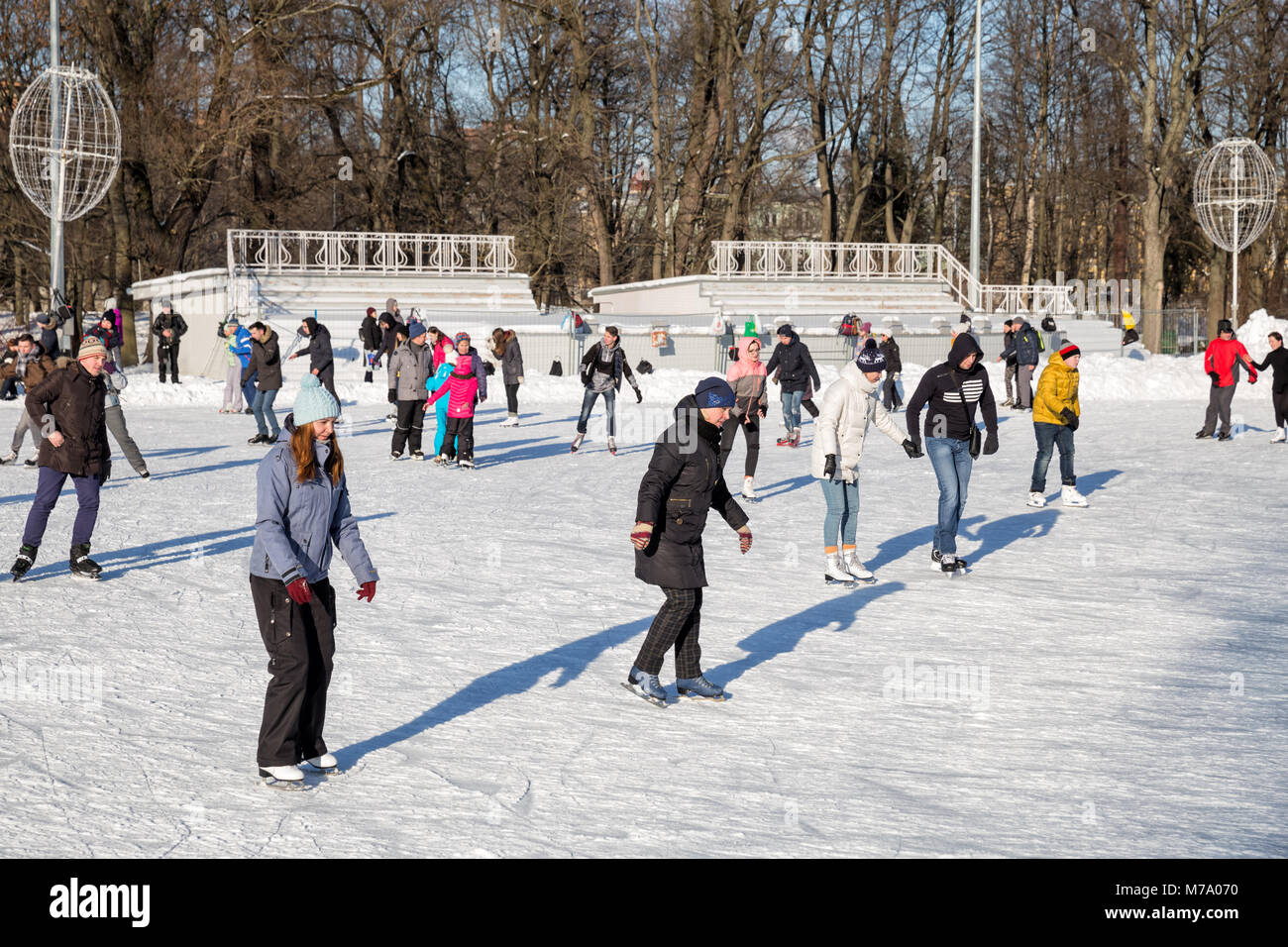 SAINT PETERSBURG, RUSSIE - Mars 04, 2018 : Beaucoup de personnes visitant patinoire ouverte sur l'Île Elagin sur jours de soleil d'hiver Banque D'Images