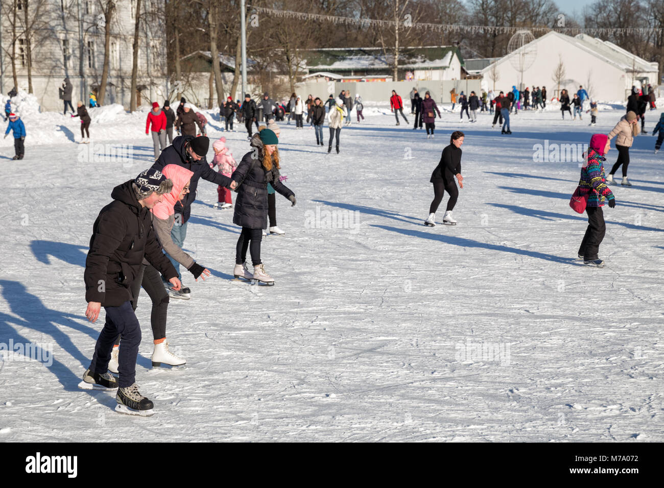 SAINT PETERSBURG, RUSSIE - Mars 04, 2018 : beaucoup de gens sont le patinage dans le Parc Central de la culture et reste sur l'île Elagin Banque D'Images