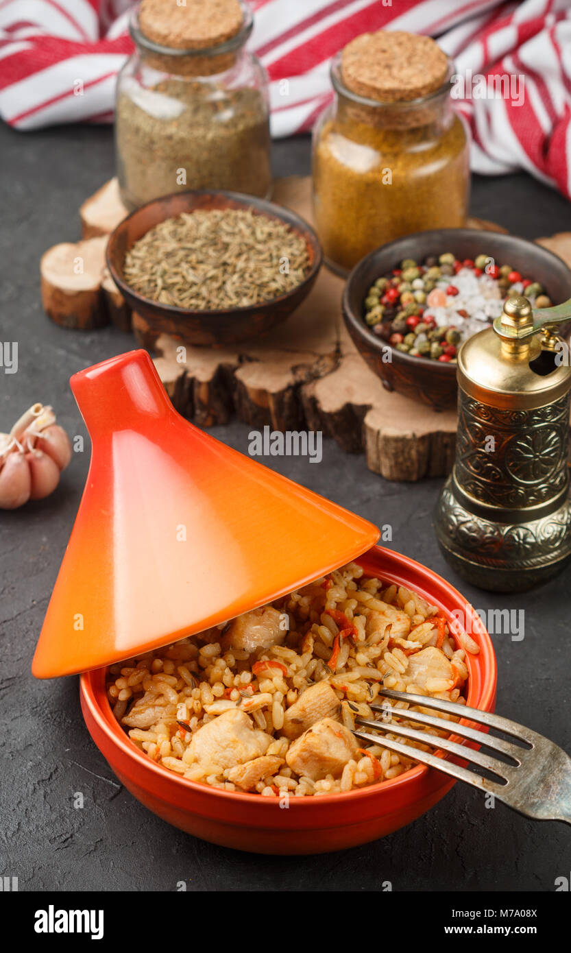 Riz avec viande, légumes et épices (cumin) dans le tagine. Le pilaf. Selective focus Banque D'Images