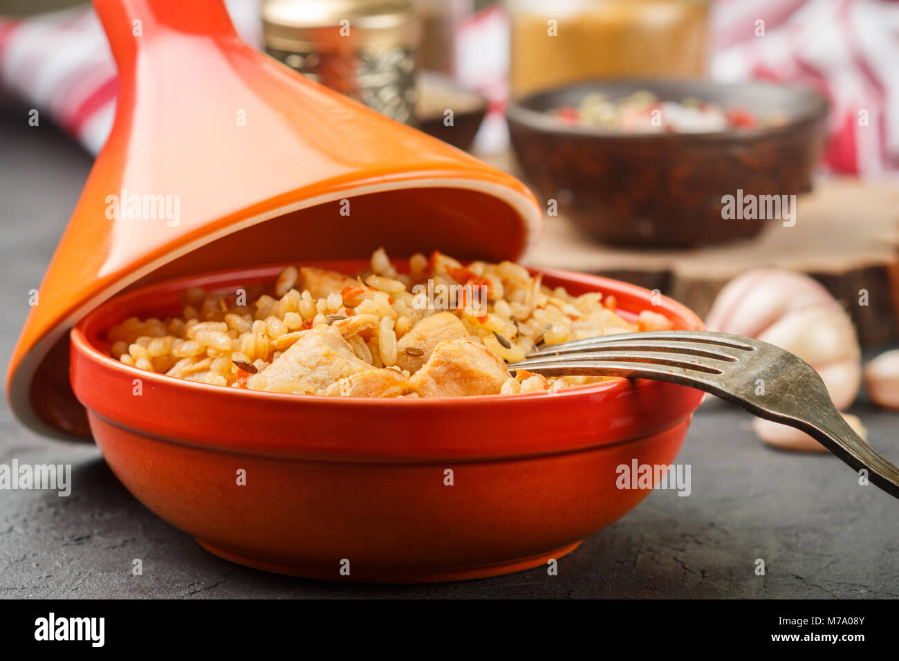 Riz avec viande, légumes et épices (cumin) dans le tagine. Le pilaf. Selective focus Banque D'Images