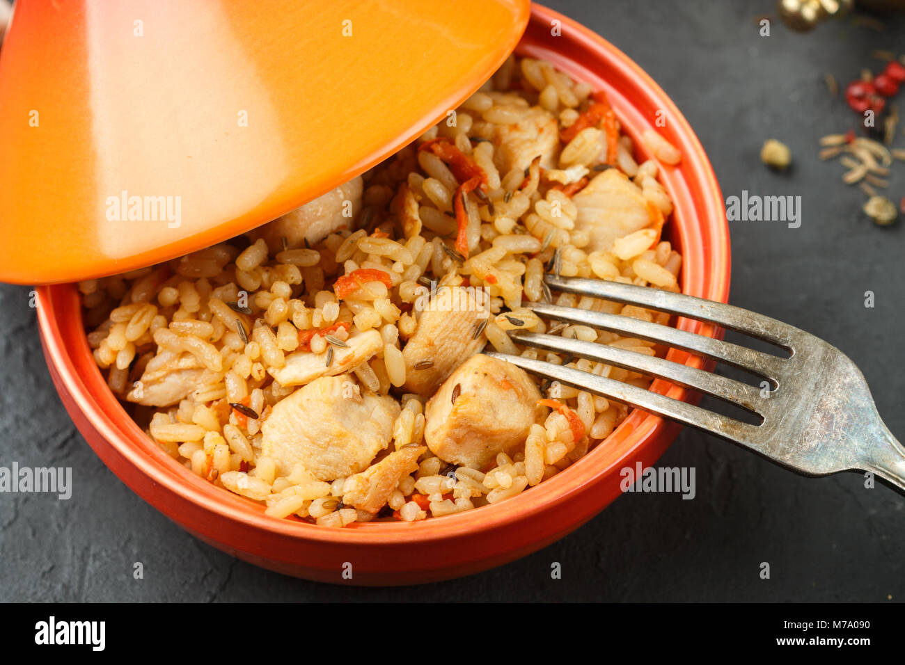 Riz avec viande, légumes et épices (cumin) dans le tagine. Le pilaf. Selective focus Banque D'Images
