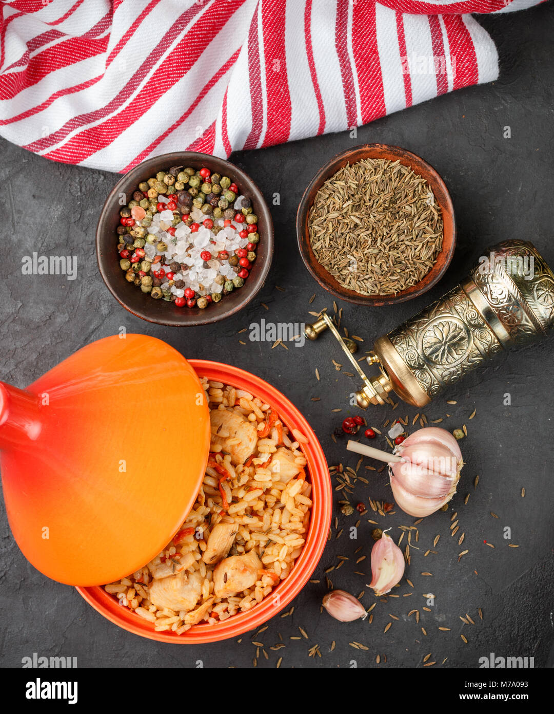 Riz avec viande, légumes et épices (cumin) dans le tagine. Le pilaf. Selective focus Banque D'Images