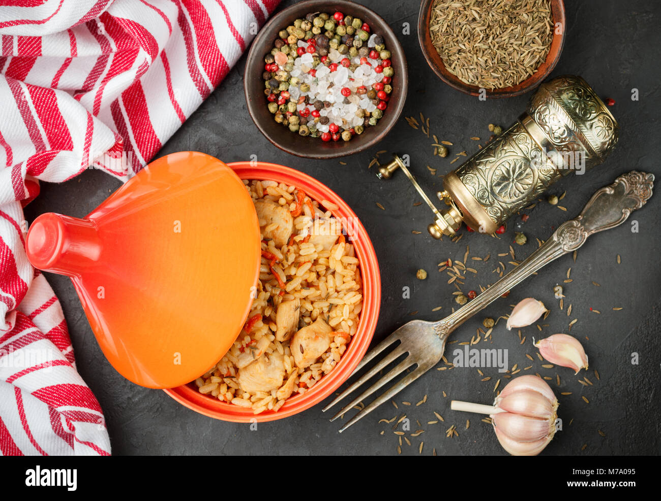 Riz avec viande, légumes et épices (cumin) dans le tagine. Le pilaf. Selective focus Banque D'Images