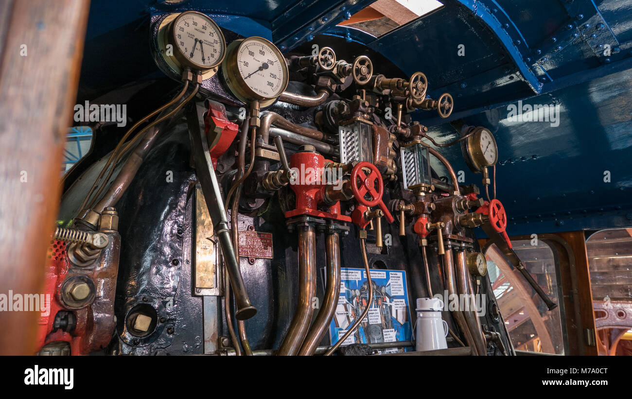 L'intérieur de la plaque résistante d'une locomotive à vapeur d'époque. Illustrant les distributeurs et compose. UK Banque D'Images